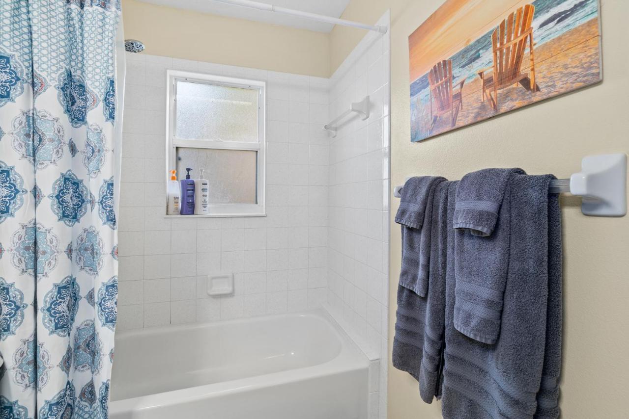 Heart Of The Waves - 3Br & 2Ba Beach Retreat - New Hot Tub - Outside Patio With Grill & Seating, Steps To Fun! Melbourne Exterior foto